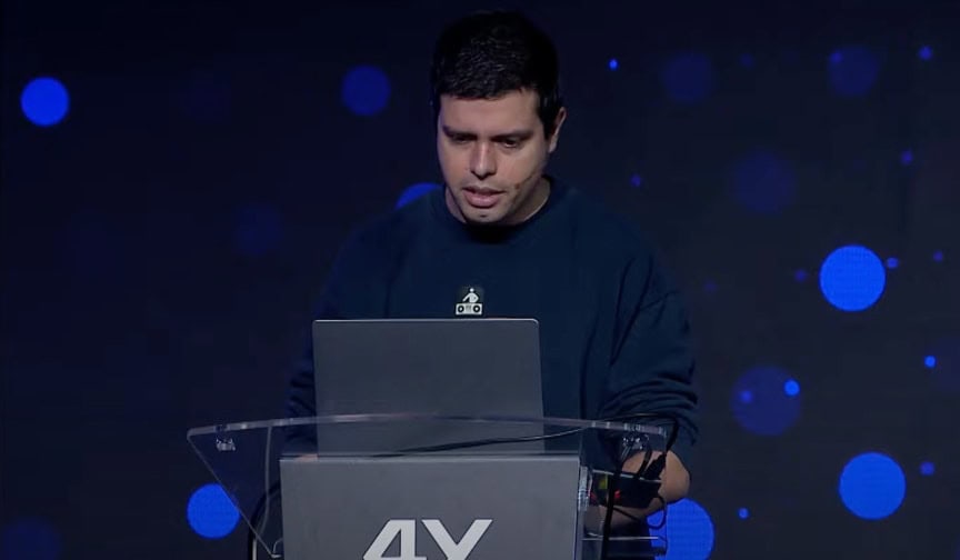 Pau Garcia-Milà presenting on stage